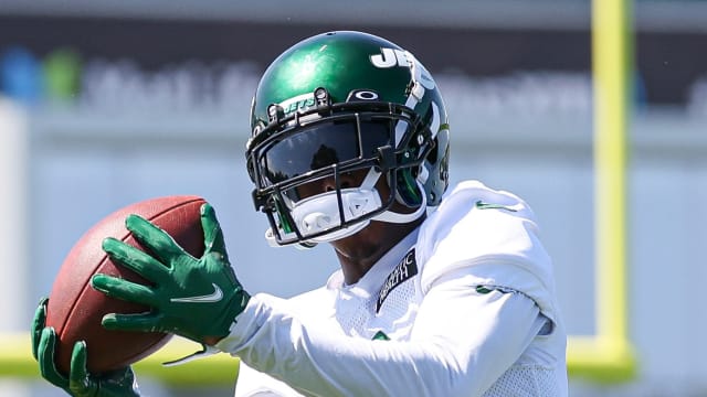 WR Mecole Hardman makes a catch at Jets' Training Camp